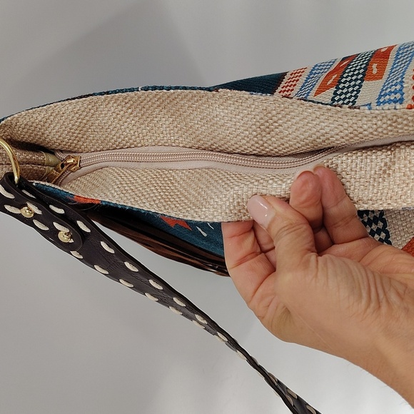 Bohemian Aztec Southwest green multicolor patterned Shoulder Bag with tassel - Picture 4 of 5
